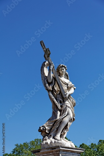 Ange portant une croix. Angelo con la croce. Roma © Bruno Bleu