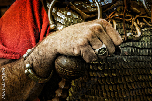 rzymski-legionista-z-mieczem-po-prawej-stronie