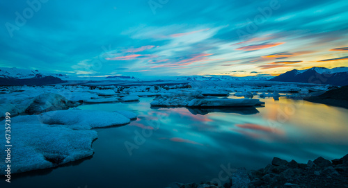 Jökulsárlón - Bucht mit Eisbergen photo