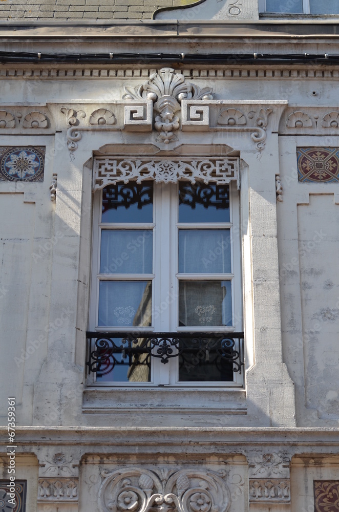 Fenêtre avec linteau sculpté