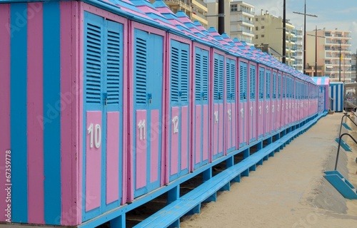 Cabines de plage rose et bleu