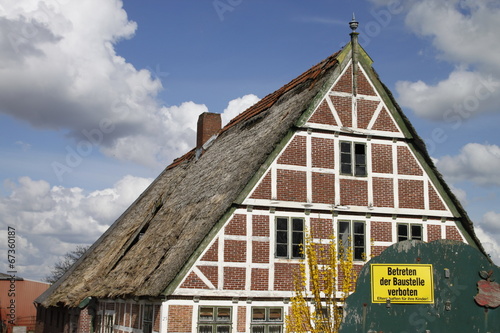 Baustellenschild vor einem Fachwerkhaus photo