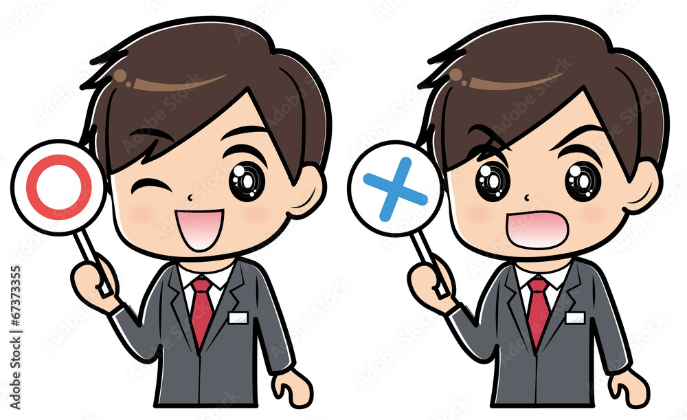 まるばつ札を上げる男性