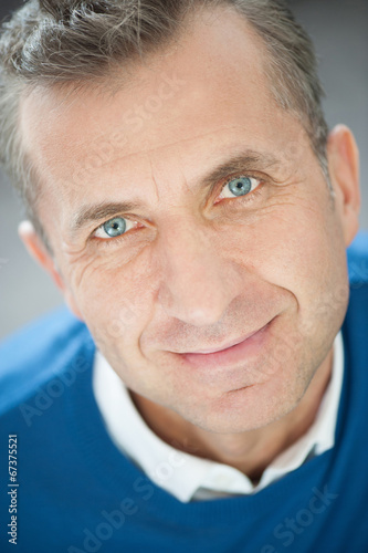 Obraz na płótnie Vertical portrait of handsome mature man w salonie