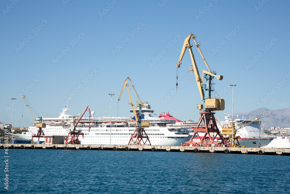 Hafen auf der Insel Kreta in Griechenland mit Kran