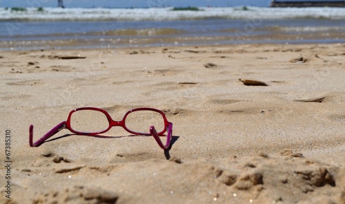 Paire de lunettes sur une plage