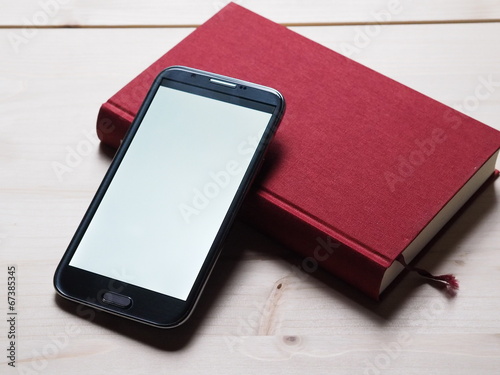 Smartphone mit Buch