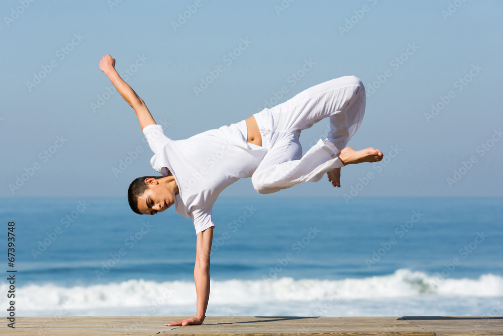 Fototapeta premium dancer practicing handstand