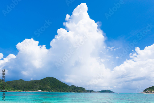 沖縄の海・海と入道雲