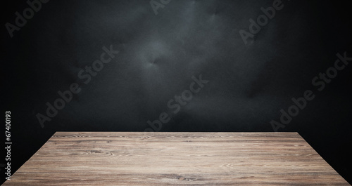 Naklejka Drewniany stół na ciemnym tle