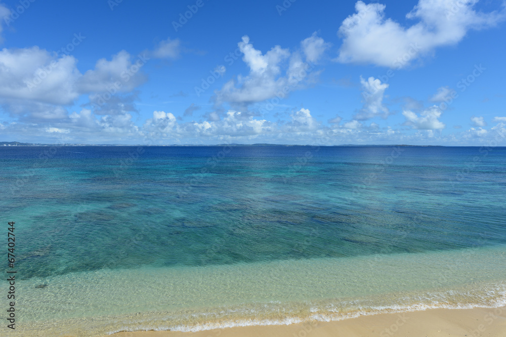 Fototapeta premium 慶良間の美しいビーチと夏空
