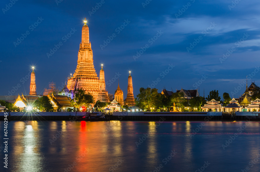 Fototapeta premium Wat Arun, The Temple of Dawn, at twilight