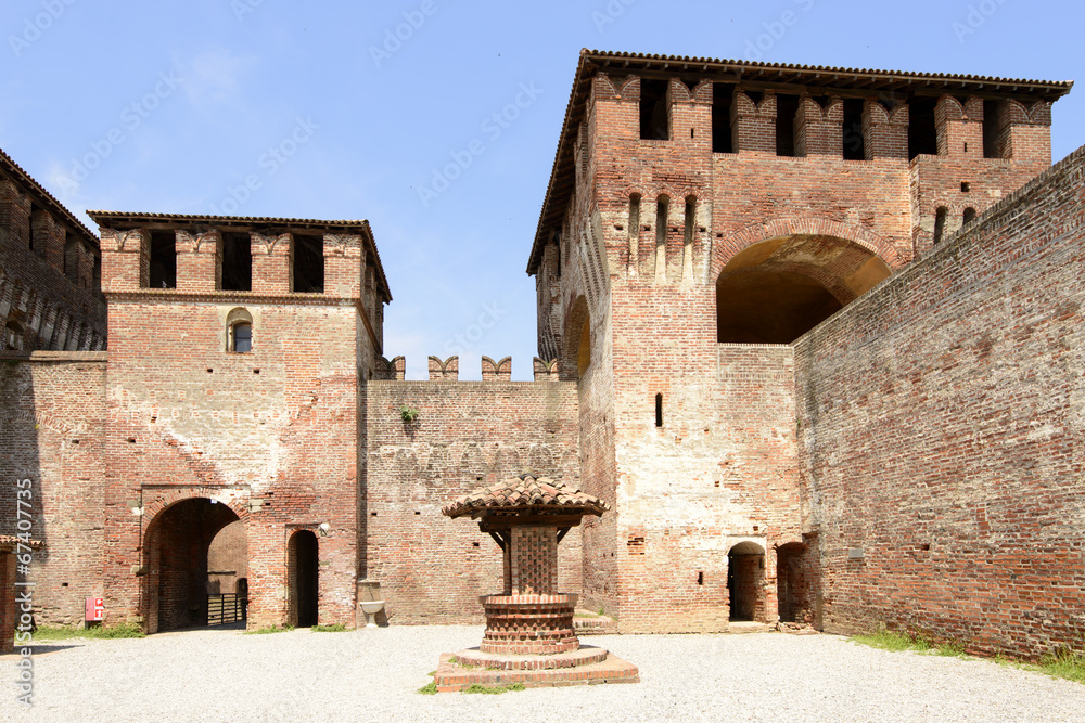 well and towers, Soncino Castle