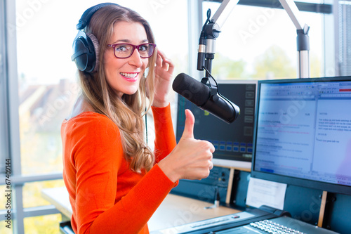 Obraz na płótnie Radiomoderatorin in Radiosender auf Sendung