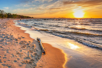 Fototapete Honigfarbe Sonnenuntergang am Strand der Ostsee in Polen  © Patryk Kosmider