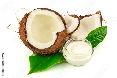 Obraz na płótnie Coconut cocos with cream and green leaves