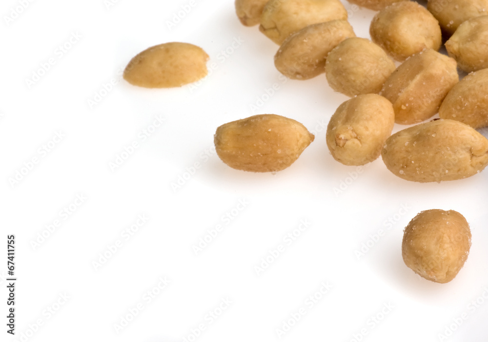 Obraz premium Peanuts isolated on white background