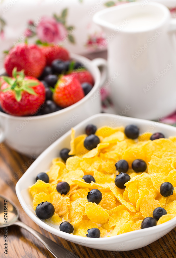 Cornflakes with strawberries and blueberries Cornflakes with strawberries and blueberries