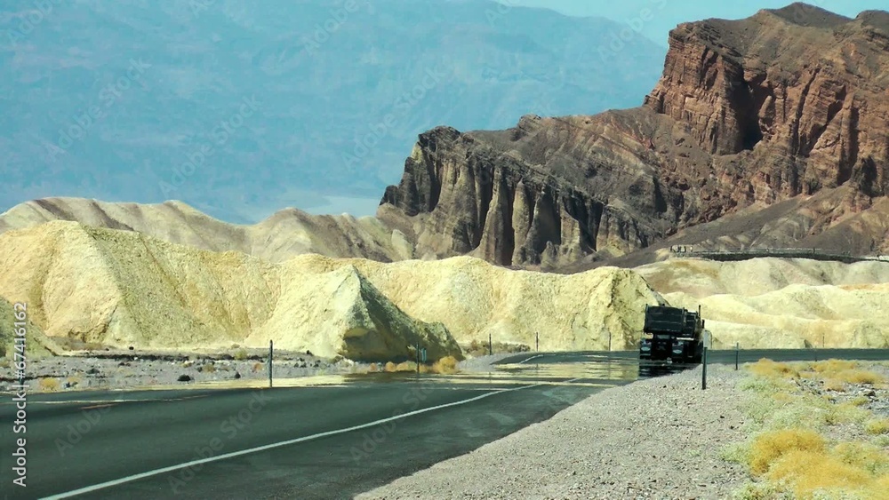 Death Valley, Straße in flimmernder Hitze Death Valley, Straße in flimmernder Hitze