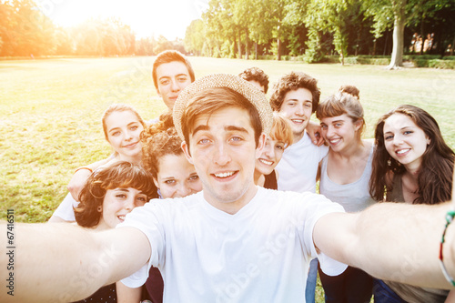 Dieci amici si fanno un selfie al parco photo