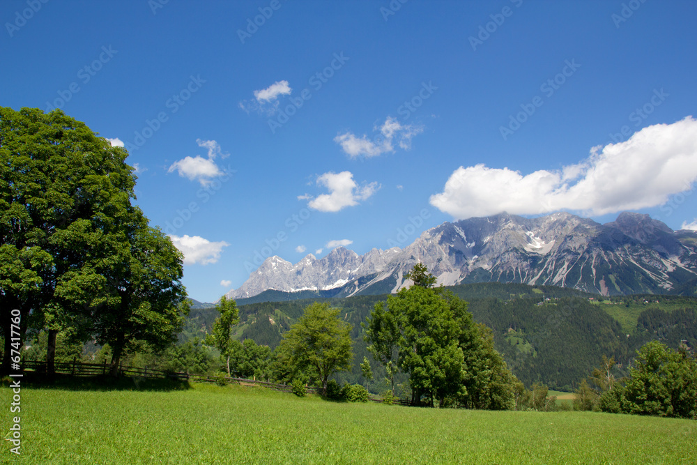Obraz premium Blick zum Dachstein-Massiv