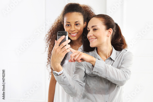 Dwie kobiety z telefonem komórkowym