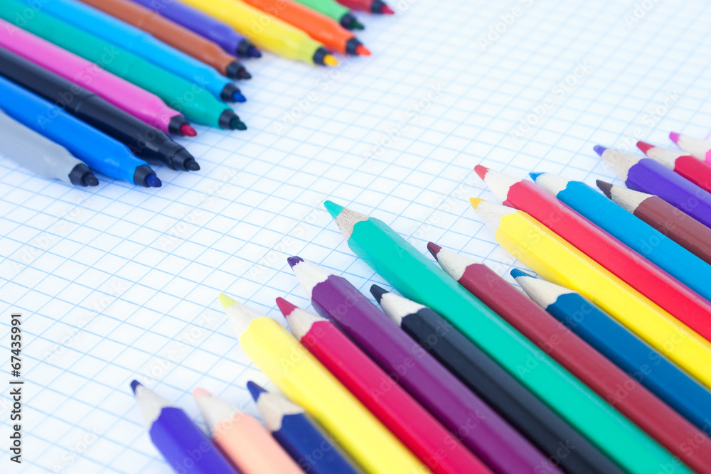 The felt pens and pencils placed diagonally The felt pens and pencils placed diagonally