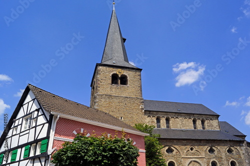 Altstadt von HILDEN m.Reformationskirche im Hintergrund