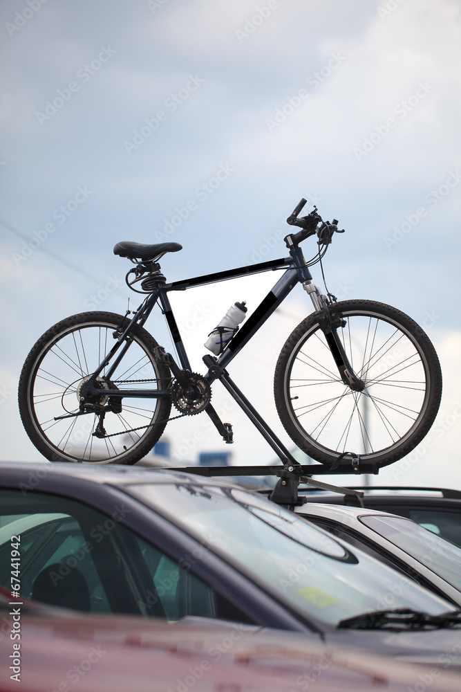 Fototapeta premium bicycle stands on the roof of the car