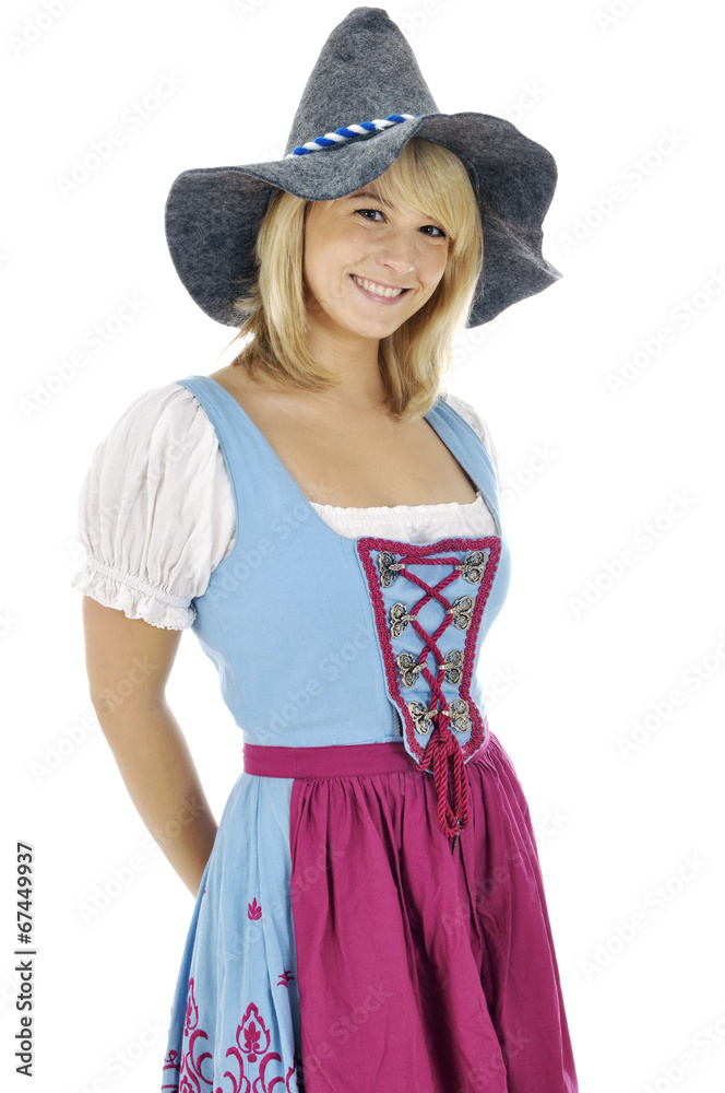 Frau im Dirndl trägt Seppel-Hut beim Oktoberfest