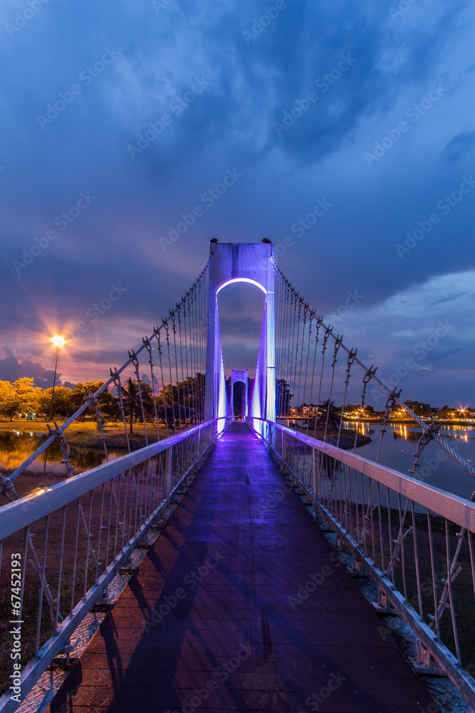 Obraz premium The metal rope bridge in the park at twilight time