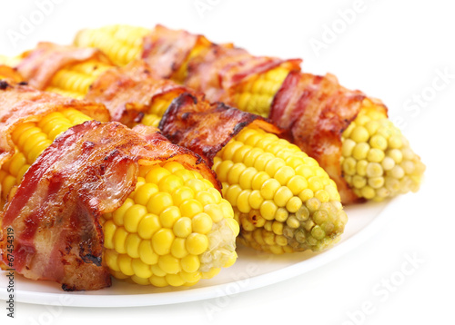 Foto Grilled bacon wrapped corn, isolated on white