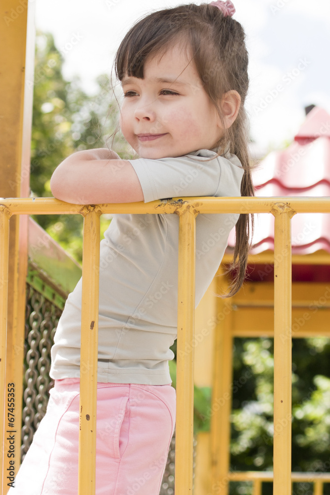 Obraz premium Девочка на игровой площадке