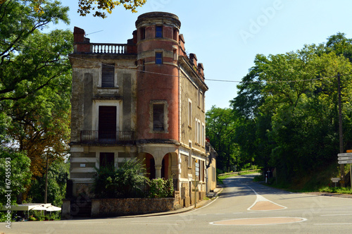 Viejo palacete en un cruce . Saint-Antonin-Noble-Val.