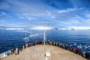 Fotobehang Zuidpoolgebied Expeditieschip vaart door Antarctica  © marcaletourneux