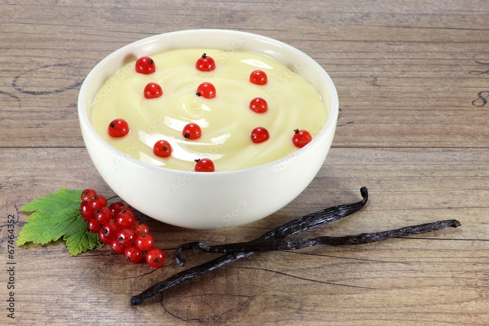 Vanillevla mit Roten Johannisbeeren auf Holztisch Vanillevla mit Roten Johannisbeeren auf Holztisch