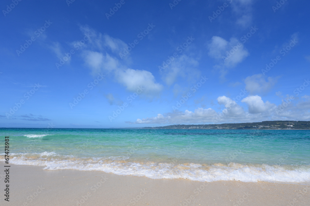コマカ島の美しい海と夏空