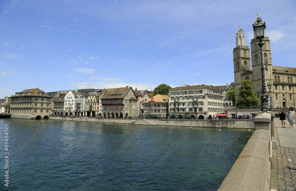 Blick auf Ostufer der Limmat mit Grossmünsterin in Zürich