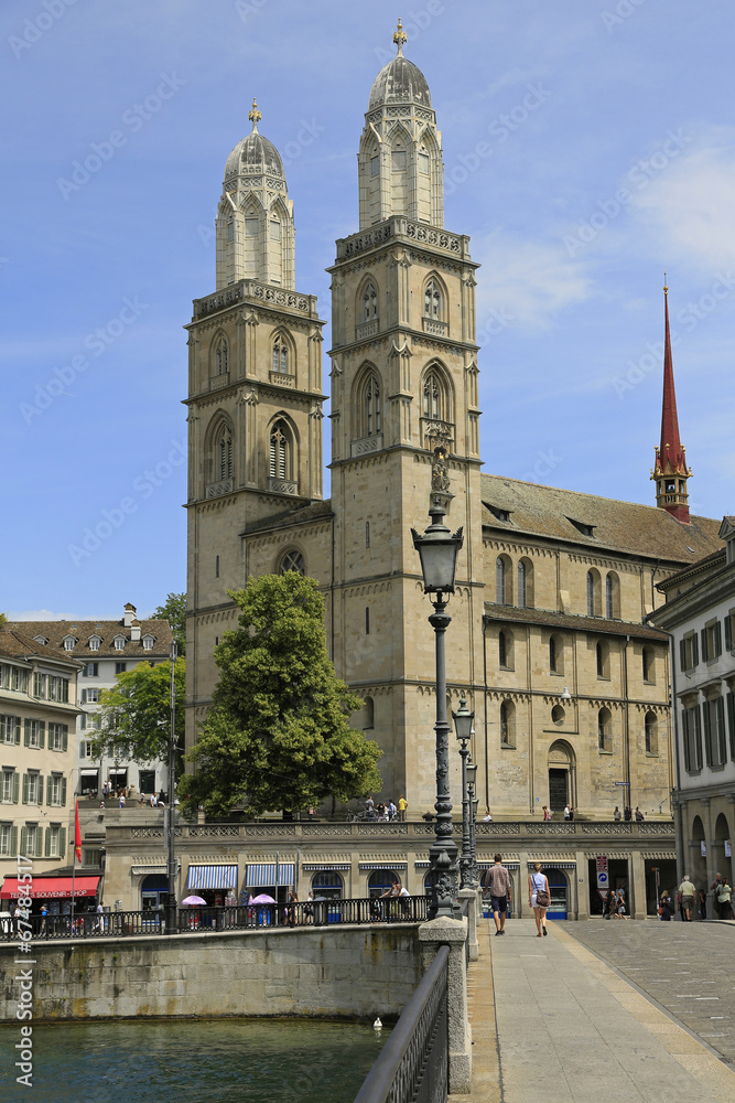Fototapeta premium Über die Limmat zum Grossmünster