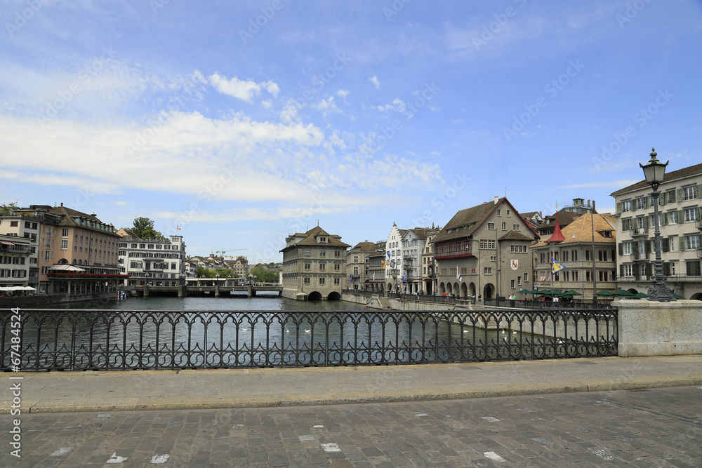 Blick auf die Altstadt von Zürich von der Münsterbrücke