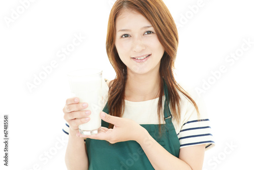牛乳を飲む笑顔の女性