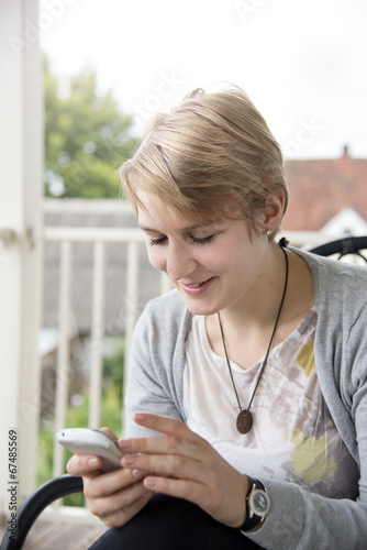 Mädchen liest eine SMS