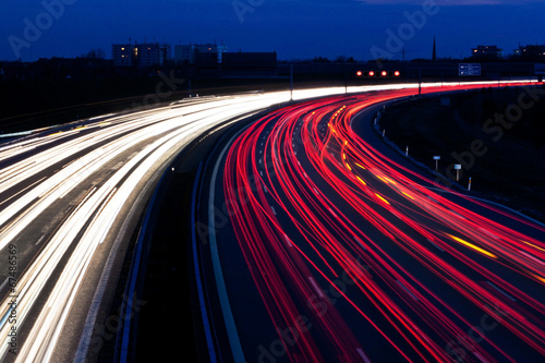 Autos auf Autobahn bei Nacht