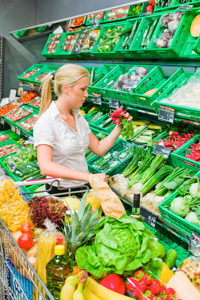 Frau beim Einkauf von Obst und Gemüse