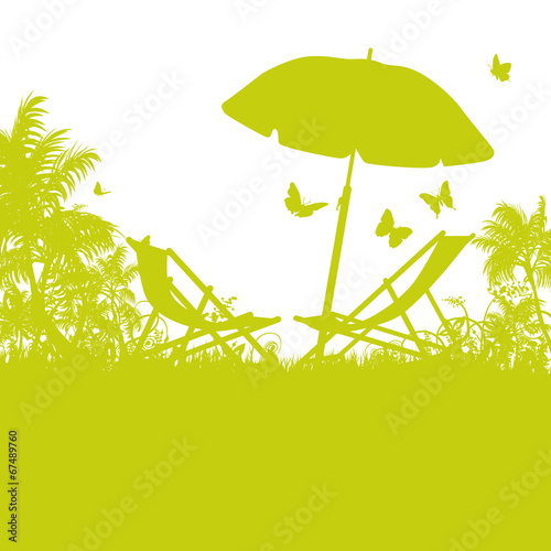 Sonnenschirm und Liegestühle am Palmenstrand
