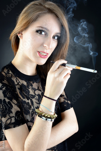 Frau in Spitzen-Oberteil raucht Zigarette