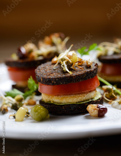 Pumpernickel mit Räuchertofu und Sprossen photo