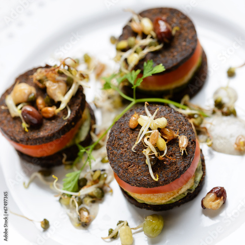 Bilde på lerret Pumpernickel mit Räuchertofu und Sprossen
