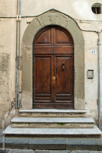 Porta in legno, ingresso vecchia casa signorile © Andreaphoto