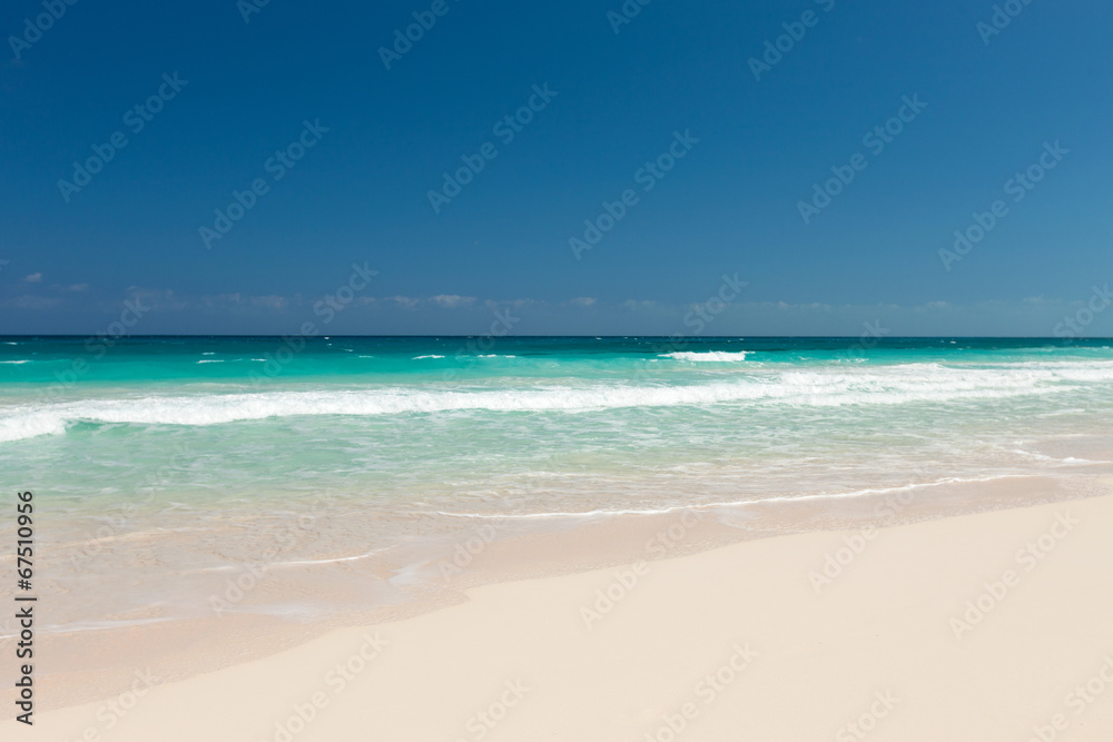 Obraz premium blue sea or ocean, white sand and sky